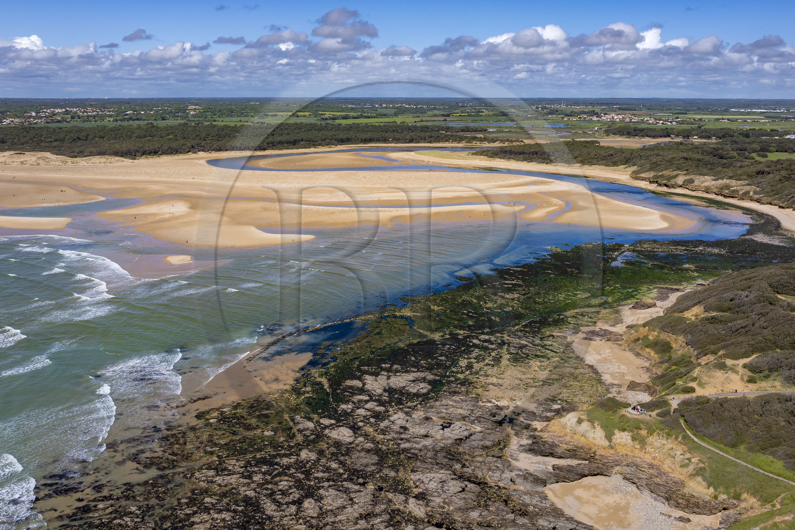France, Vendée (85), Jard-sur-Mer, la Pointe du Payré, la plage du Veillon et estuaire de la rivière Payré (vue aérienne)