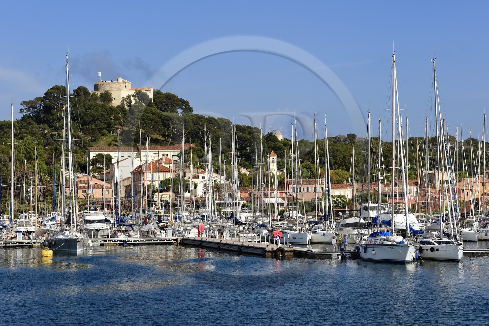France, Var (83), Iles d'Hyères, parc national de Port Cros, Ile de Porquerolles, le port de Porquerolles dominé par le Fort Sainte-Agathe