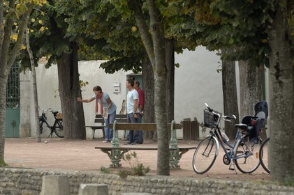 France, Charente-Maritime (17), ile de Ré, place centrale de Loix