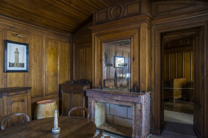France, Gironde (33), le Verdon-sur-Mer, phare de Cordouan, classé Patrimoine Mondial de l'UNESCO, l'appartement de l'ingénieur dans le couronnement, salle lambrissée de chêne à la disposition des ingénieurs du service des Phares et Balises