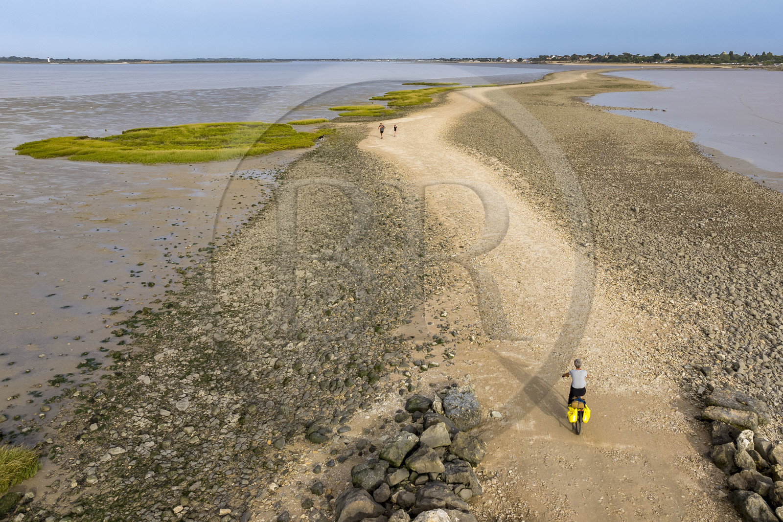 France, Charente-Maritime (17), Port-des-Barques, cycliste en randonnée, le tombolo de la Passe aux Boeufs qui relie l'Ile Madame au continent (vue aérienne)