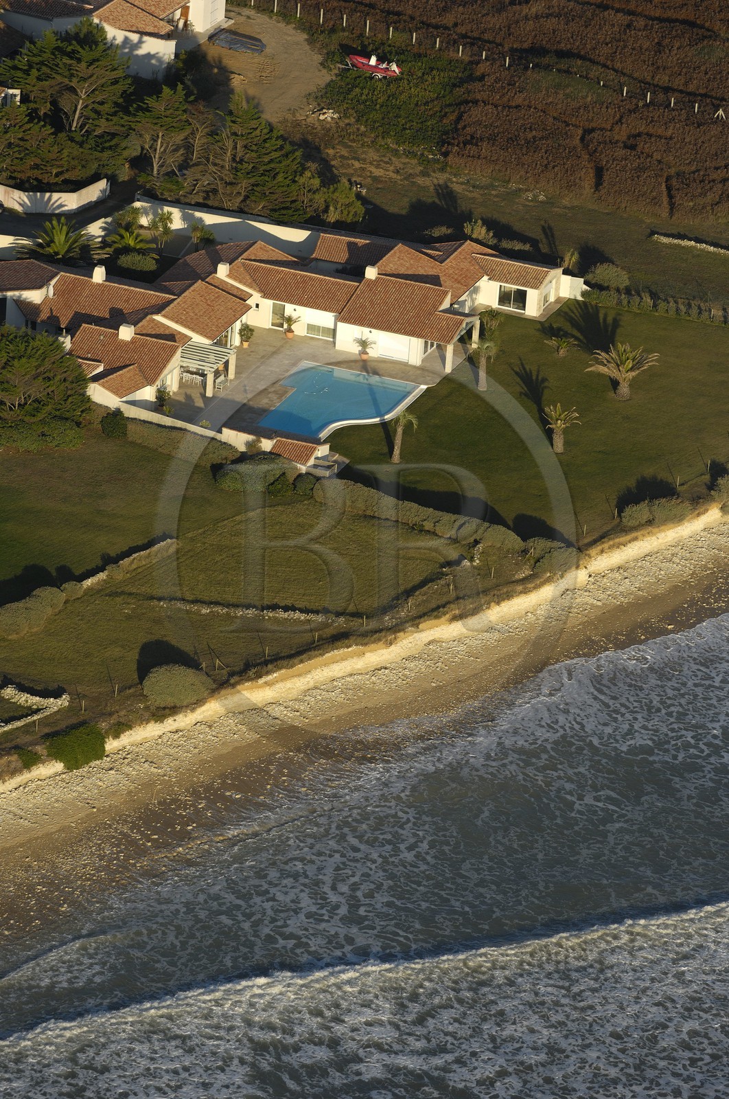France, Charente-Maritime (17), Ile de Ré, villa de luxe vers Sainte-Marie-de-Ré (vue aérienne)