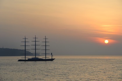 Principauté de Monaco, luxueux voilier en rade de Monaco