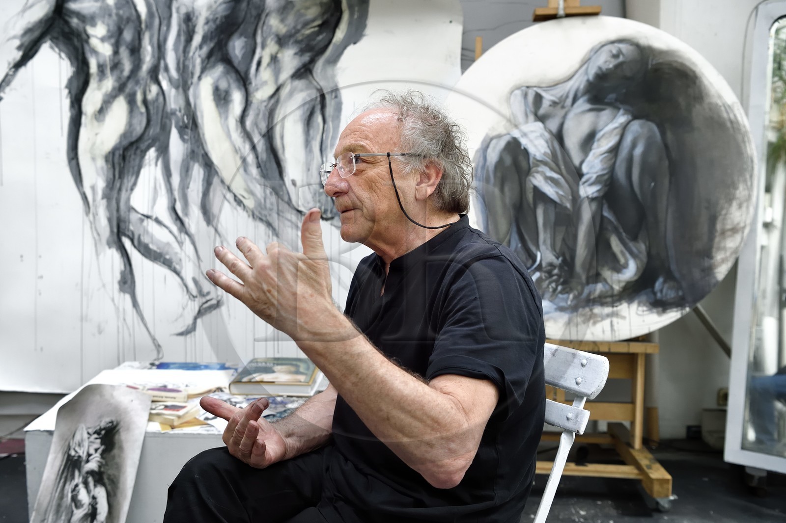 France, Ivry-sur-Seine (94), l'artiste plasticien Ernest Pignon-Ernest dans son atelier