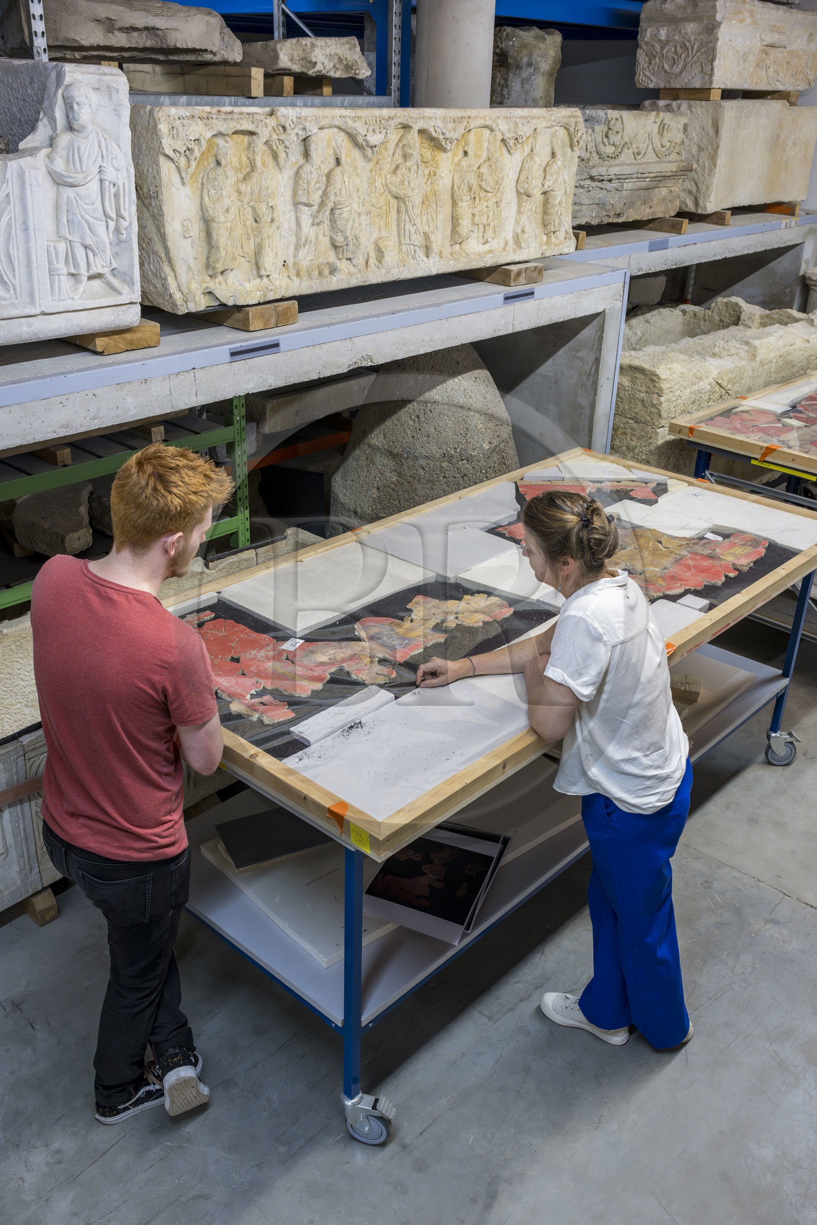France, Bouches-du-Rhône (13), Arles, musée départemental Arles antique, dans les réserves du musée, issu des fouilles des ruines de la maison de la harpiste (entre 70 et 50 av. J.-C.) dans le site de l'ancienne verrerie de Trinquetaille sur la rive droite du Rhone, assemblage de fragments de la peinture murale à fresque adoptant du rouge vermillon avec le pigment le Cinabre le plus couteux du monde romain, la figure d’une harpiste qui a donnée son nom à la villa