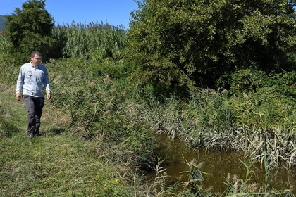 France, Haute-Corse (2B), l'étang de Biguglia (stagnu di Chjurlinu), réserve naturelle de Corse (RNC), le chef de service Francois Pasquali au bord du canal qui loge une population de tortues cistude