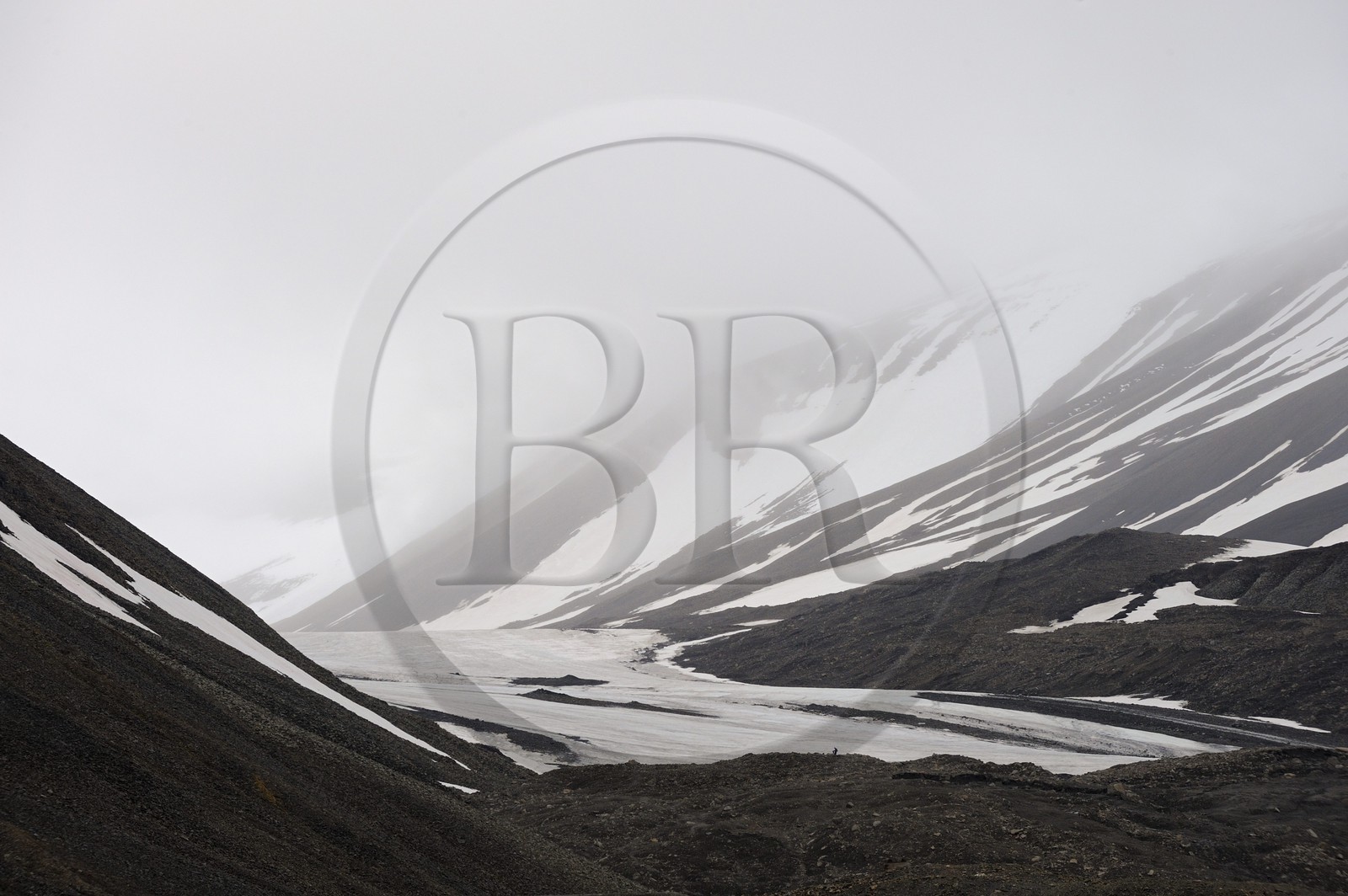 Norvège, Svalbard (Spitzberg), glacier surplombant la ville de Longyearbyen