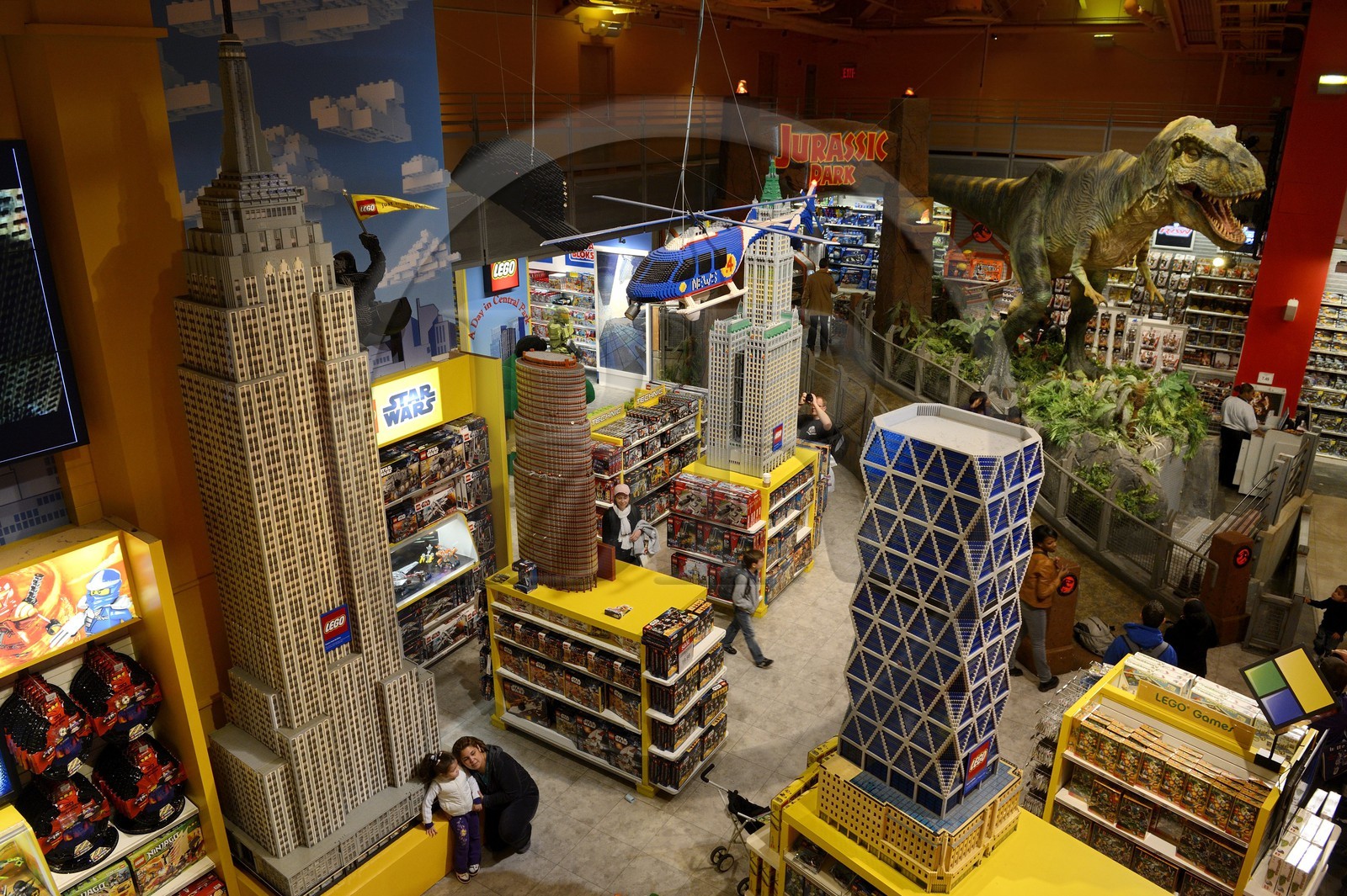Etats-Unis, New York, Manhattan, Times Square, magasin de jouets ToysRUs, constructions géantes de buildings en Lego et le dinosaure