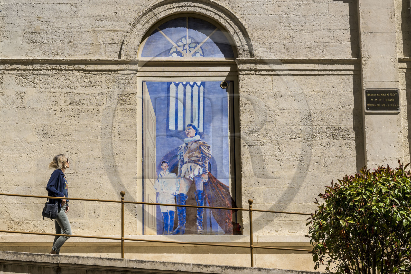France, Vaucluse (84), Avignon, une des peintures murales en trompe-l'oeil de Fenêtres du Festival réalisée par Dominique Durand et Marion Pochy, Gérard Philipe dans Le prince de Hombourg & Le Cid (1951 ) rue Corneille