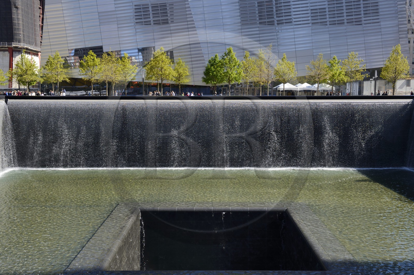 Etats-Unis, New York, Manhattan, 9 11 Memorial dessiné par l'architecte israélien Michael Arad qui consiste en une forêt d'arbres autour de deux étendues d'eau carrées avec deux grands trous en leur centre à l'endroit précis où se tenaient les deux tours et le One World Trade Center (1WTC)