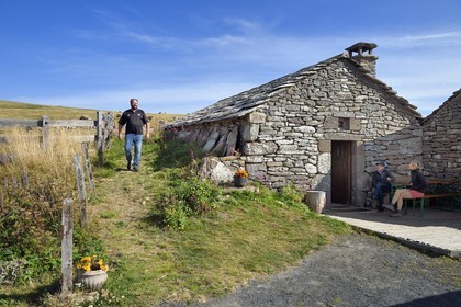 France, Cantal (15), Parc Naturel Régional des Volcans d’Auvergne, vallée de Brezons, estives en altitude, Buron de la Combe de la Saure dirigé par Denis Deconquand, restaurant de montagne en pierre de Lauze dans une ancienne bergerie
