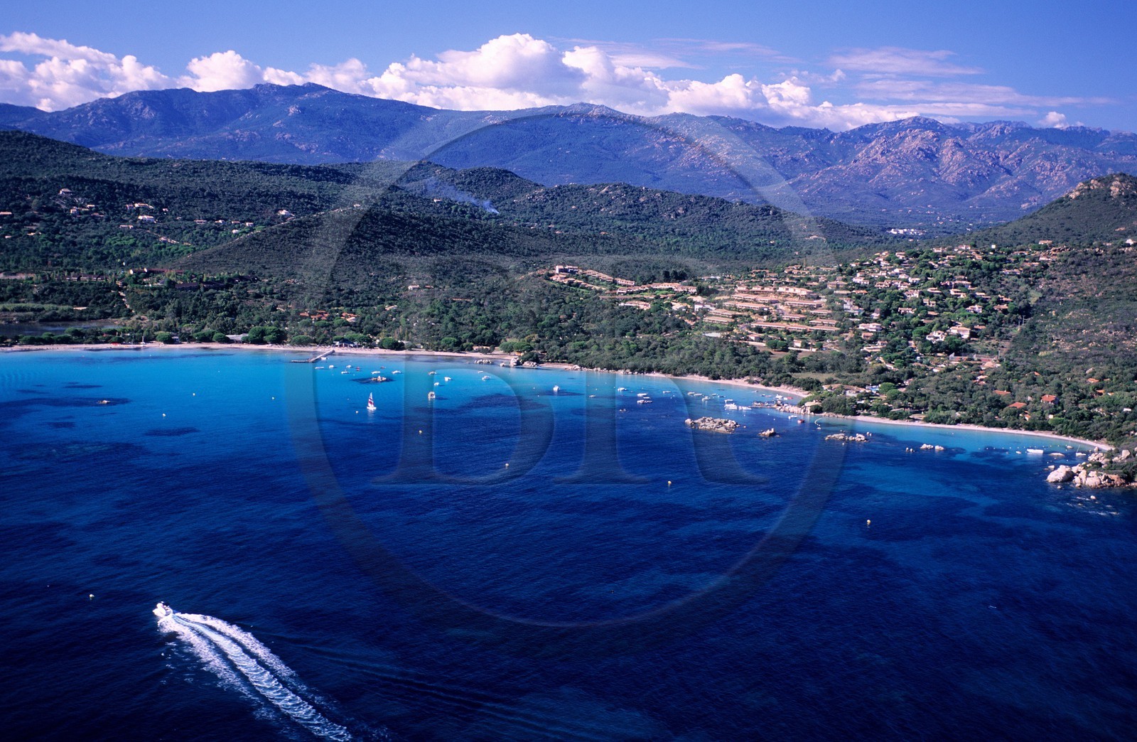 France, Corse-du-Sud (2A), golfe de Santa-Giulia au eaux cristallines au sud de Porto Vecchio (vue aérienne)