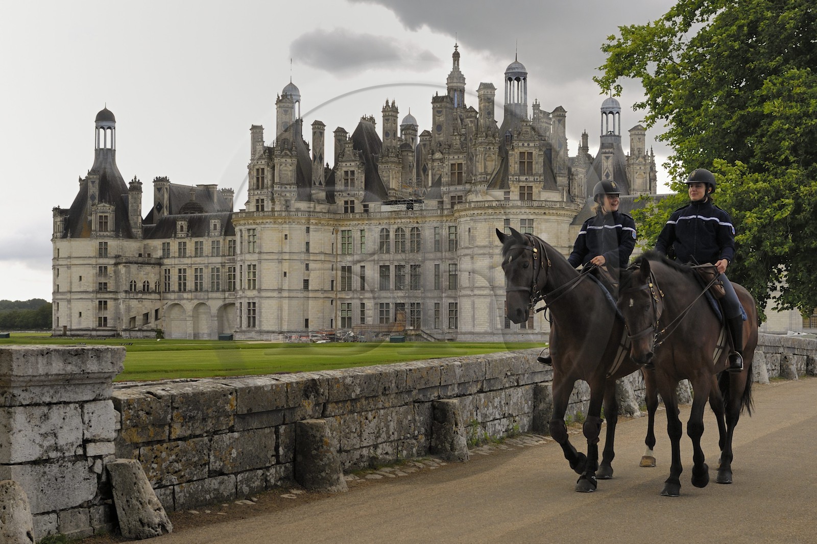 France, Loir et Cher (41), Vallée de la Loire classée Patrimoine Mondial de l' UNESCO, château de Chambord, patrouille de (femmes) gendarmes à cheval