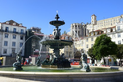 Portugal, Lisbonne, quartier de Baixa pombalin, Praça Dom Pedro IV (Rossio), fontaine baroque et l'église do Carmo en arrière-plan