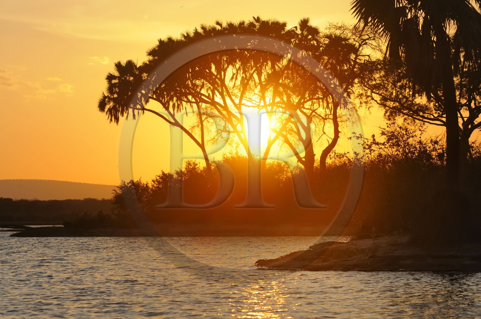 Tanzanie, Reserve de gibier de Selous une des plus grandes zones protégées au monde et inscrite sur la liste du patrimoine mondial de l’Unesco depuis 1982, le lac Nzerakera formé par la rivière Rufiji