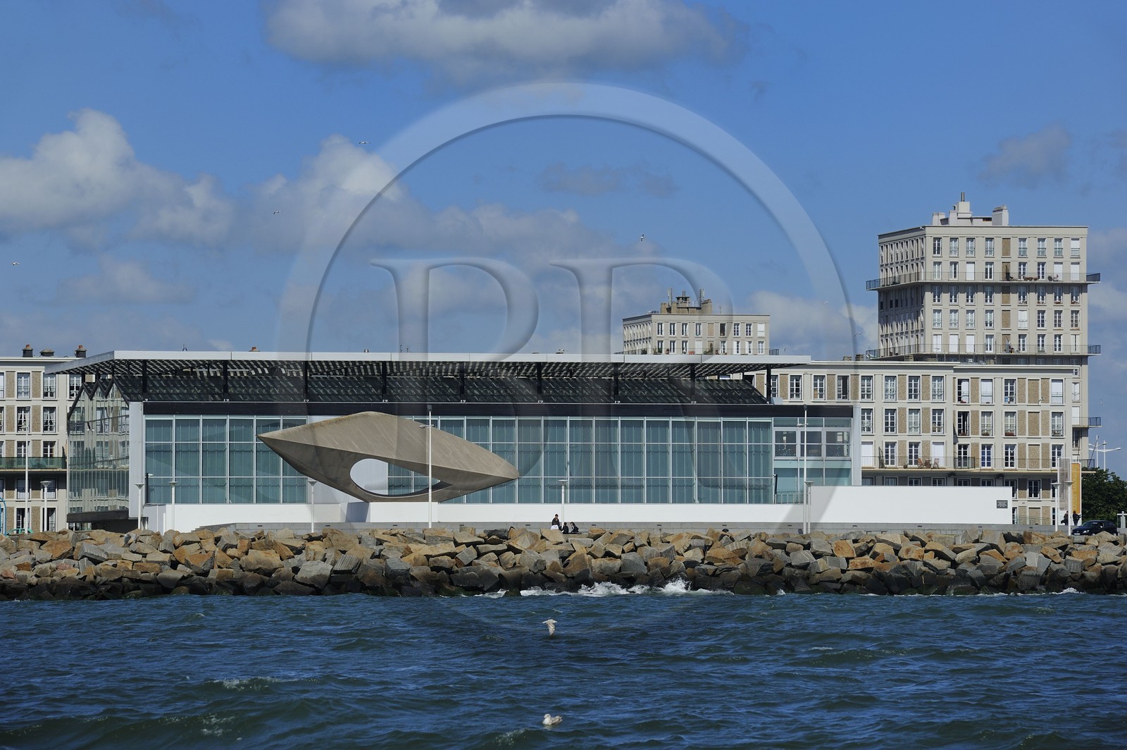 France, Seine-Maritime (76), Le Havre, Centre-ville reconstruit du Havre par Auguste Perret classé Patrimoine Mondial de l'UNESCO, le musée d'Art Moderne André Malraux en bord de mer est entouré d'immeubles Perret