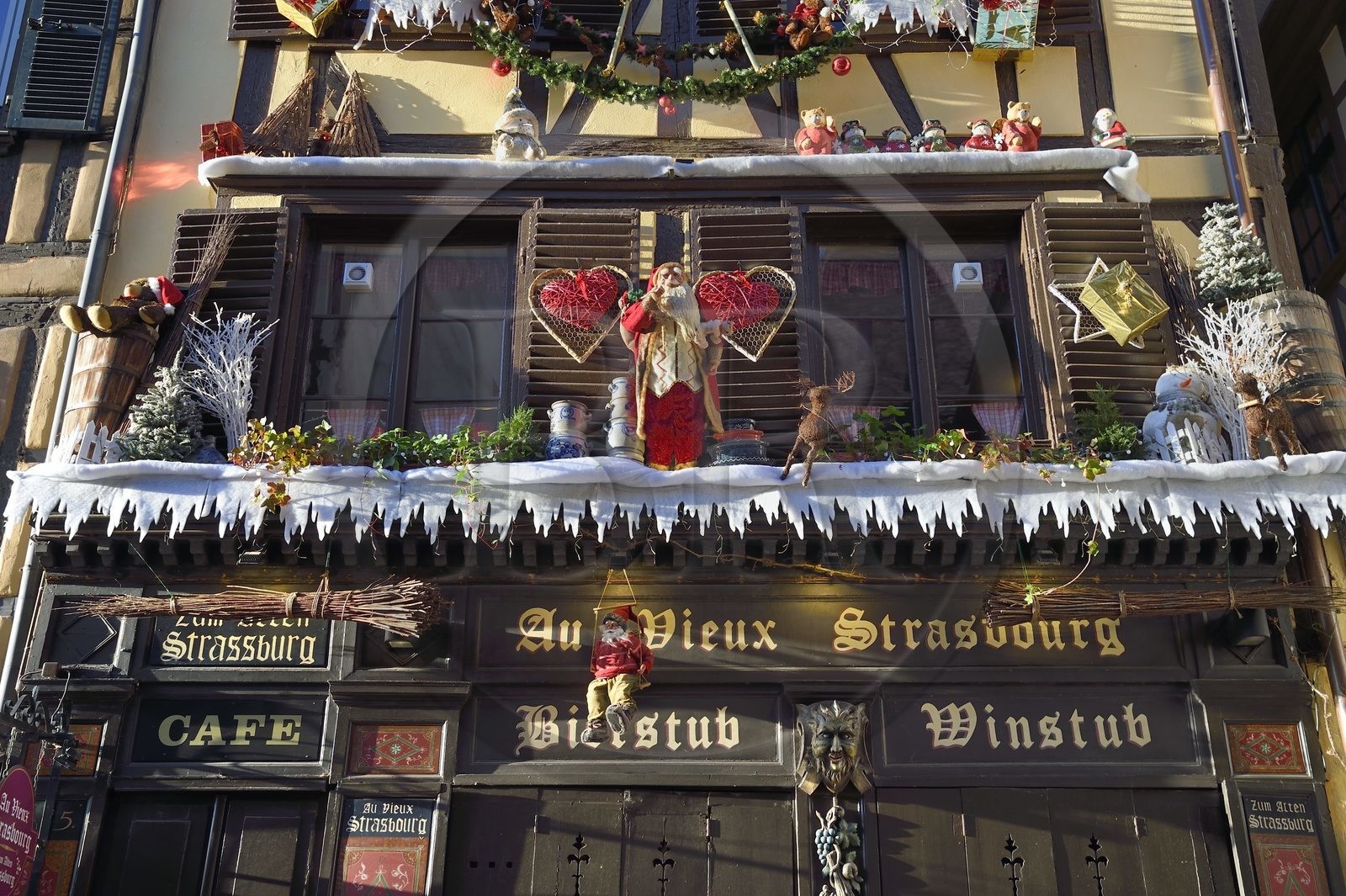 France, Bas-Rhin (67), Strasbourg, vieille ville classée au Patrimoine Mondial de l’UNESCO, la winstub Au Vieux Strasbourg dans la rue du Maroquin avec ses décors de Noël