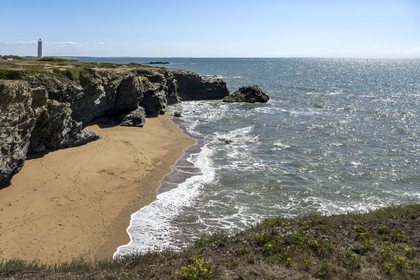 France, Vendée (85), Saint-Hilaire-de-Riez, la Corniche vendéenne, le phare feu de Grosse Terre en arrière plan