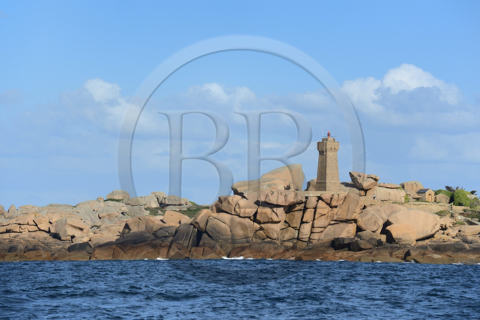 France, Côtes-d'Armor (22), Côte de Granit Rose, Perros-Guirec, Ploumanac'h, la pointe de Squewel et le phare de Mean Ruz