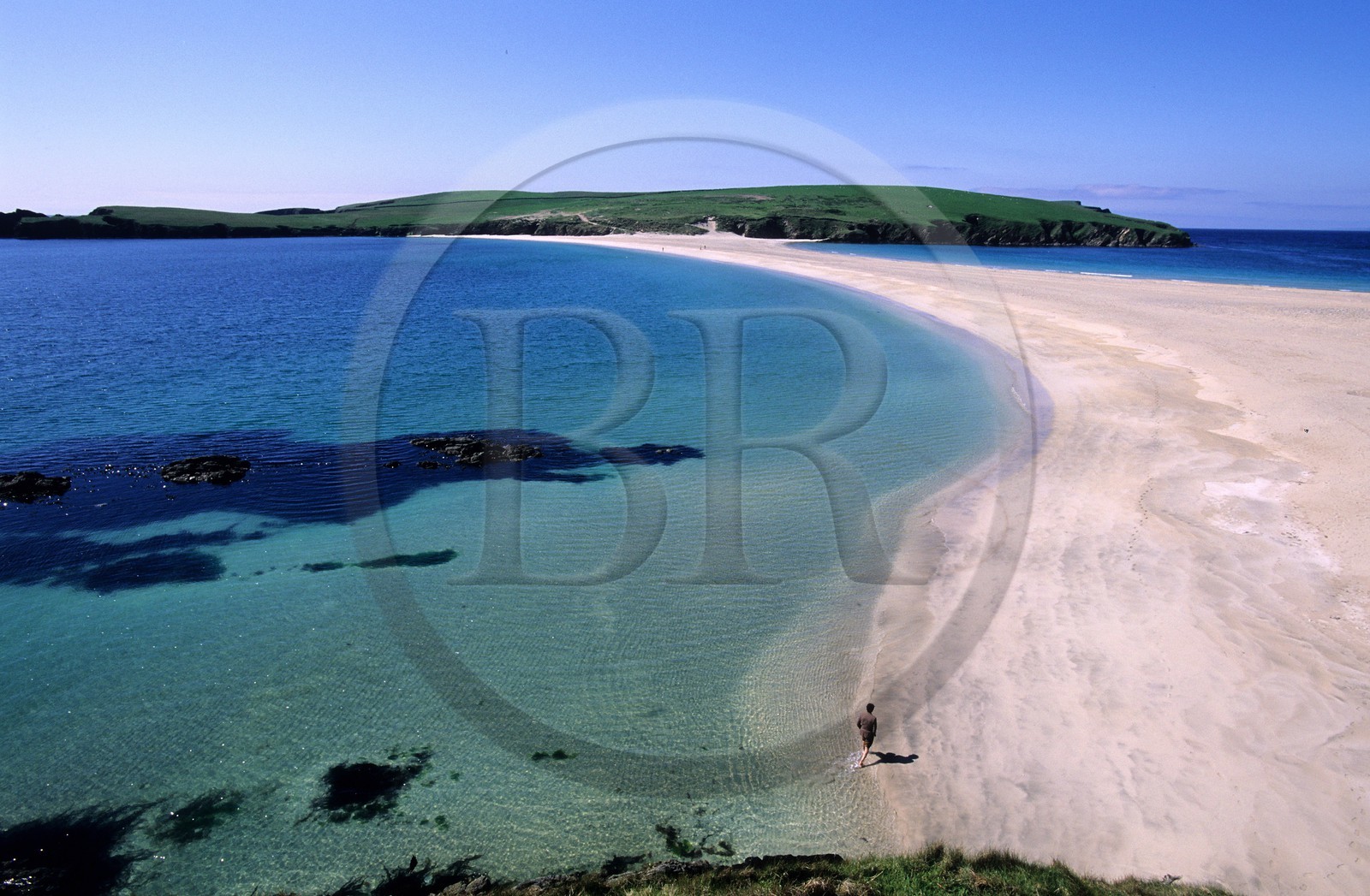 Royaume-Uni, Ecosse, les Shetland, Sud du Mainland, côte ouest, plage de sable blanc menant à l'île de Saint Ninian