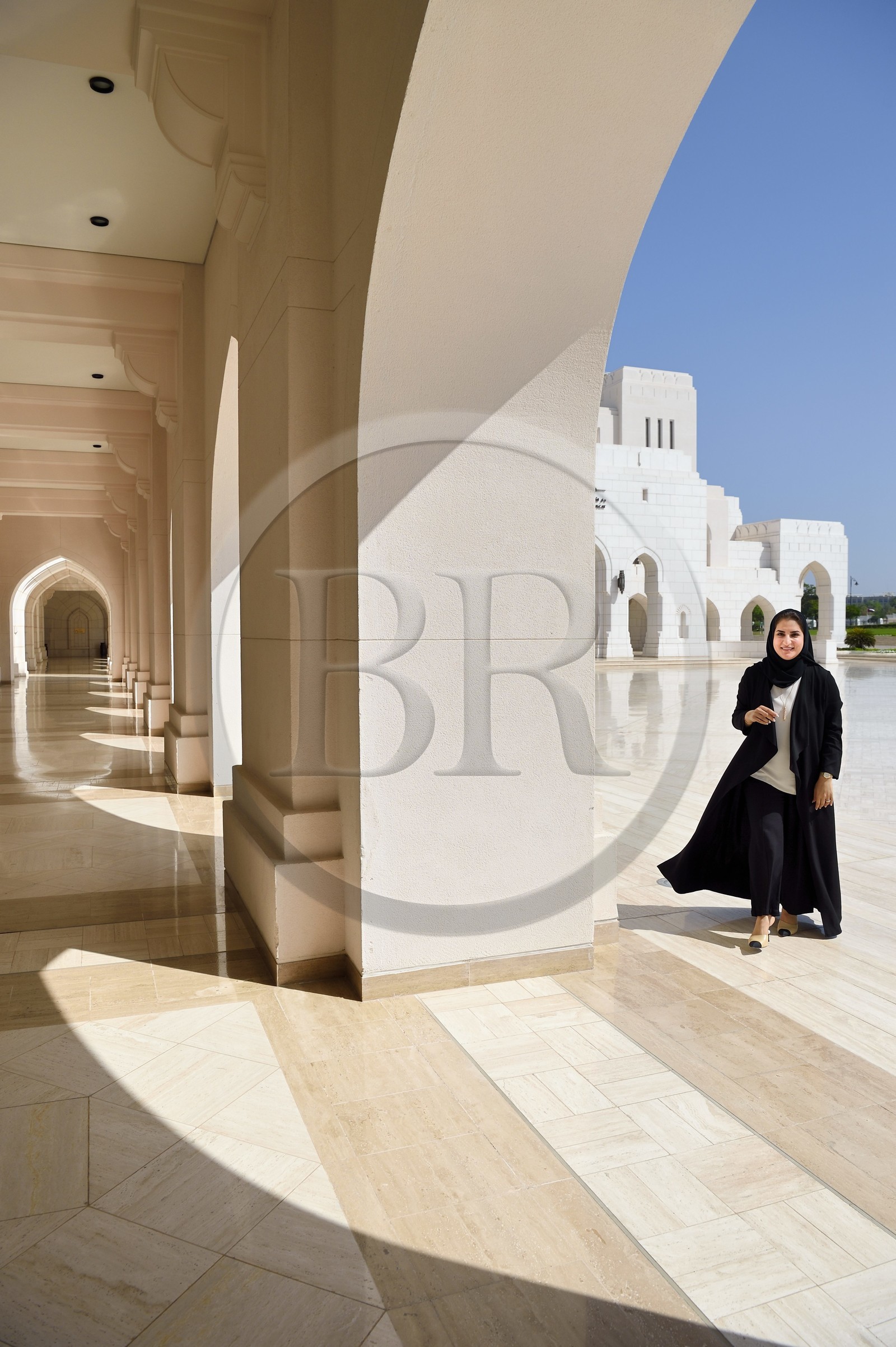 Sultanat d'Oman, Mascate, district Shati Al Qurm, Opéra Royal de Mascate construit sur les ordres du Sultan Qabus, la créatrice de mode Amal Al-Raisi