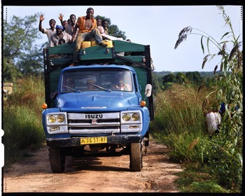 Burkina Faso, province de Poni, pays des Lobi, sur la piste de Gaoua à Loropéni, les camions sont souvent utilisés comme transport en commun