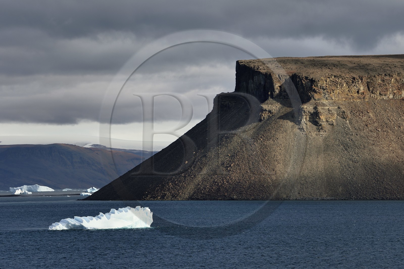 Groenland, cote ouest, Baie de North Star, Wolstenholme fjord, la montagne tabulaire de Dundas (Thulé) et la calotte glaciaire en arrière plan