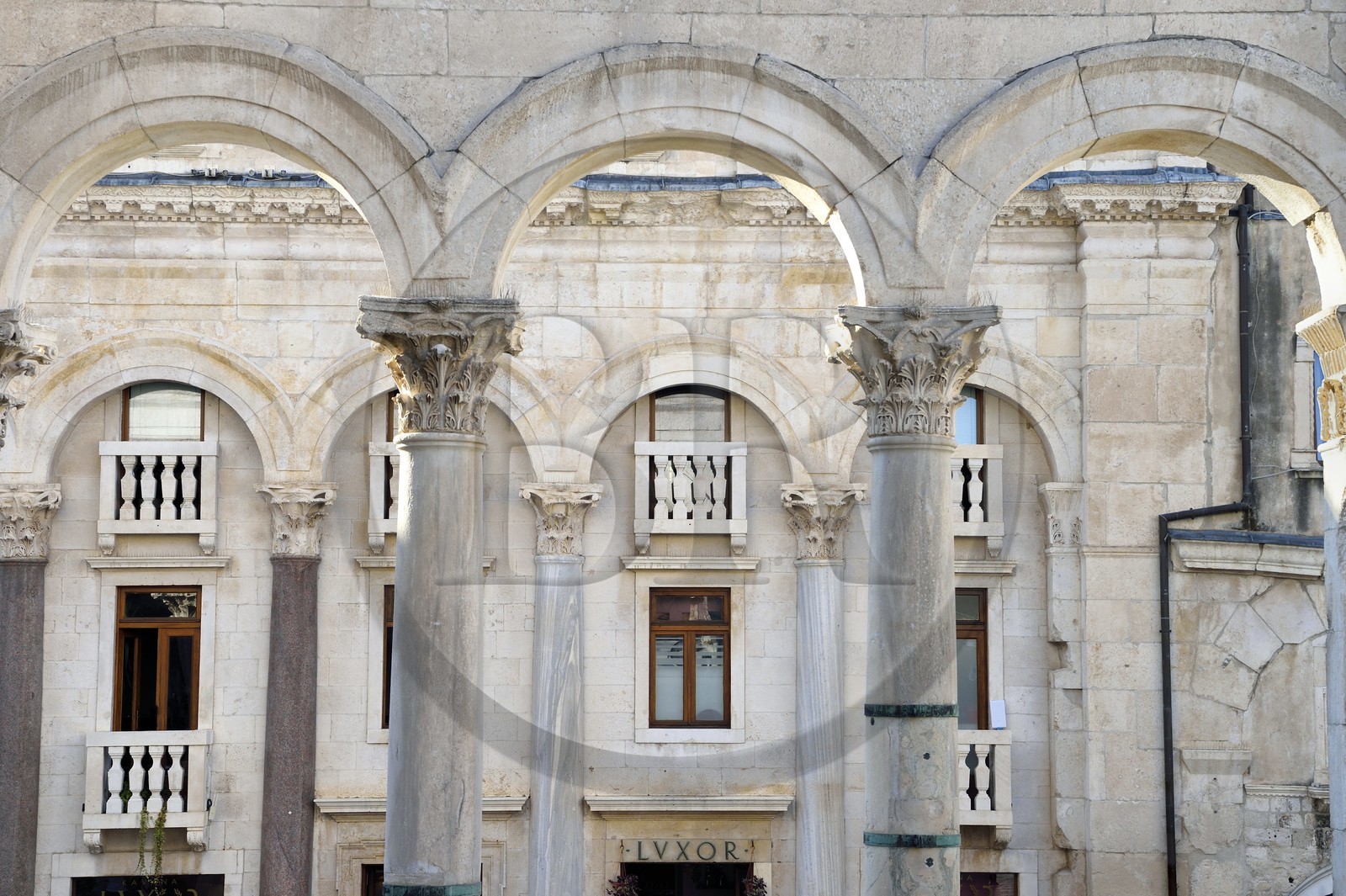 Croatie, Dalmatie, cote dalmate, Split, vieille ville romaine classée Patrimoine Mondial de l'UNESCO, palais de Dioclétien, le péristyle et le café Louxor