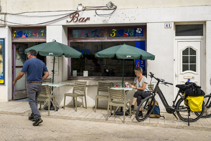 France, Charente-Maritime (17), Soubise, pause dans la vélo randonnée sur une terrasse de café