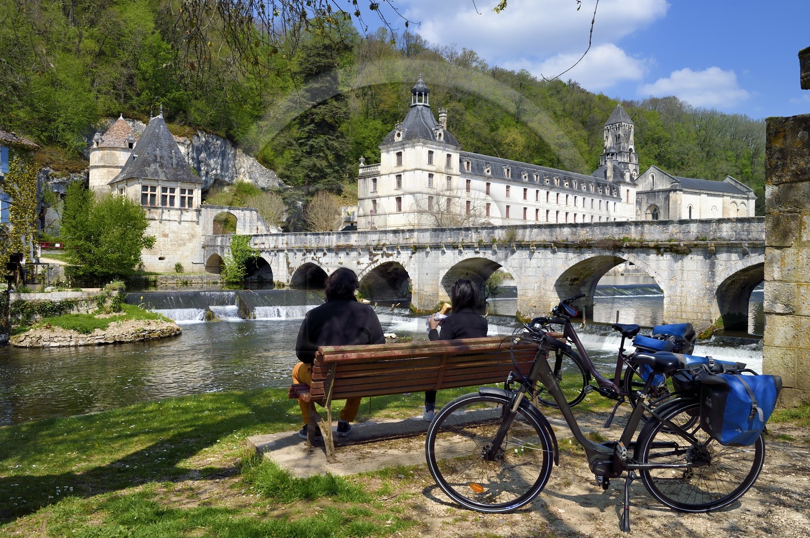 France, Dordogne (24), Brantôme, pique nique de cyclistes sur la véloroute la Flow Vélo dans le jardin au moines de l'abbaye bénédictine Saint-Pierre de Brantôme en bordure de la Dronne