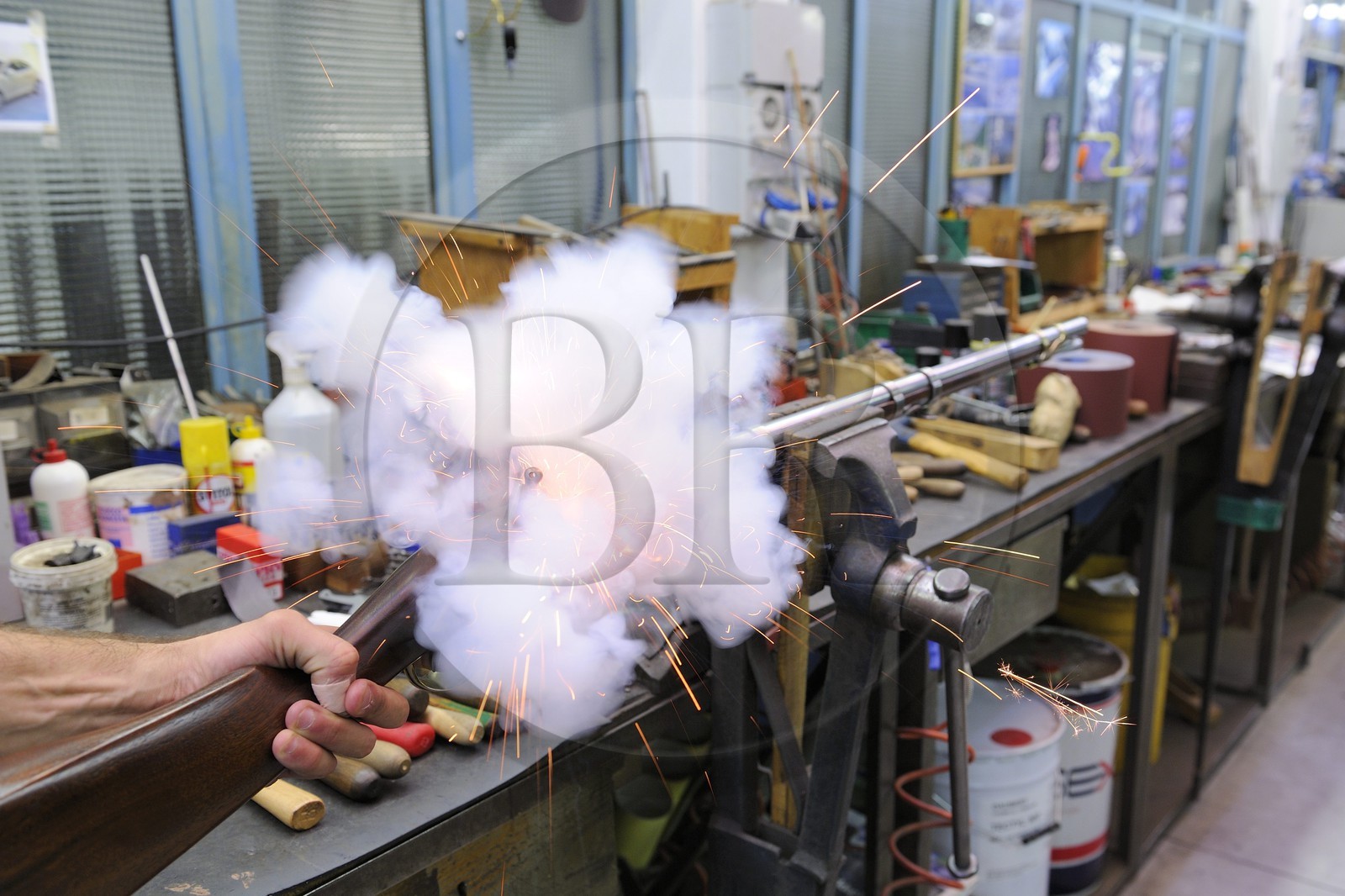 Italie, Lombardie, province de Brescia, Gardone Val Trompia, fabriquant d’armes historiques à chargement par la bouche Davide Pedersoli & C, test d'un fusil