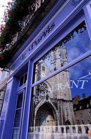 France, Saône-et-Loire (71), Chalon-sur-Saône, cathédrale Saint-Vincent se reflétant dans la vitrine d'un restaurant