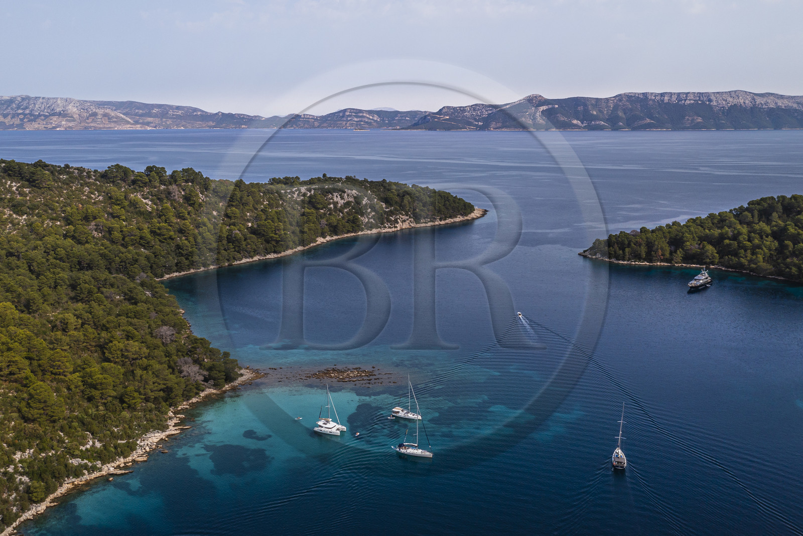 Croatie, Dalmatie, cote dalmate, Ile de Mljet, Parc national de Mljet, mouillage de voiliers dans la baie de Polace (vue aérienne)