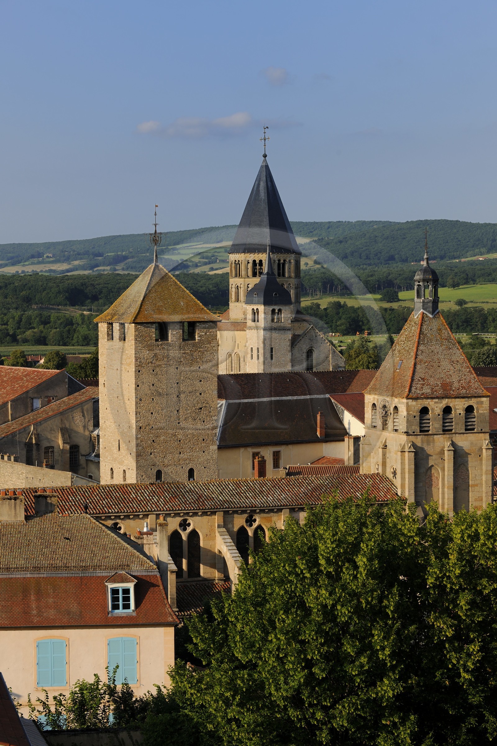 France, Saône et Loire (71), Cluny, clocher de l'Eau Bénite de l'ancienne abbaye au fond, la Tour du Fromage et à droite l'église de Notre-Dame