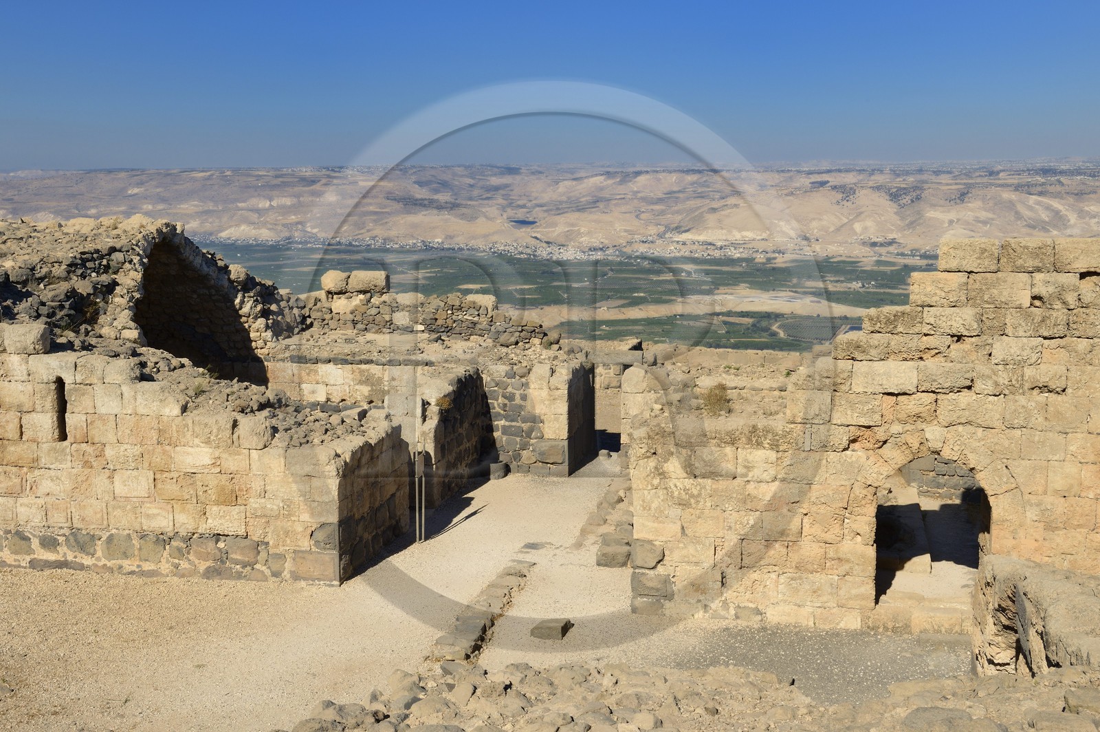Israel, district Nord, Galilée, l'Etoile du Jourdain, la forteresse croisée de Belvoir tenue par les Hospitaliers entre 1168 et 1189 qui surplombe la vallée du Jourdain, la cour centrale du château et les montagne de Jordanie en arrière plan