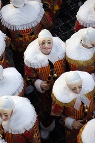 Belgique, Wallonie, carnaval de Binche, Gilles de Binche portant son masque spécifique avec un ramon (bois) à la main