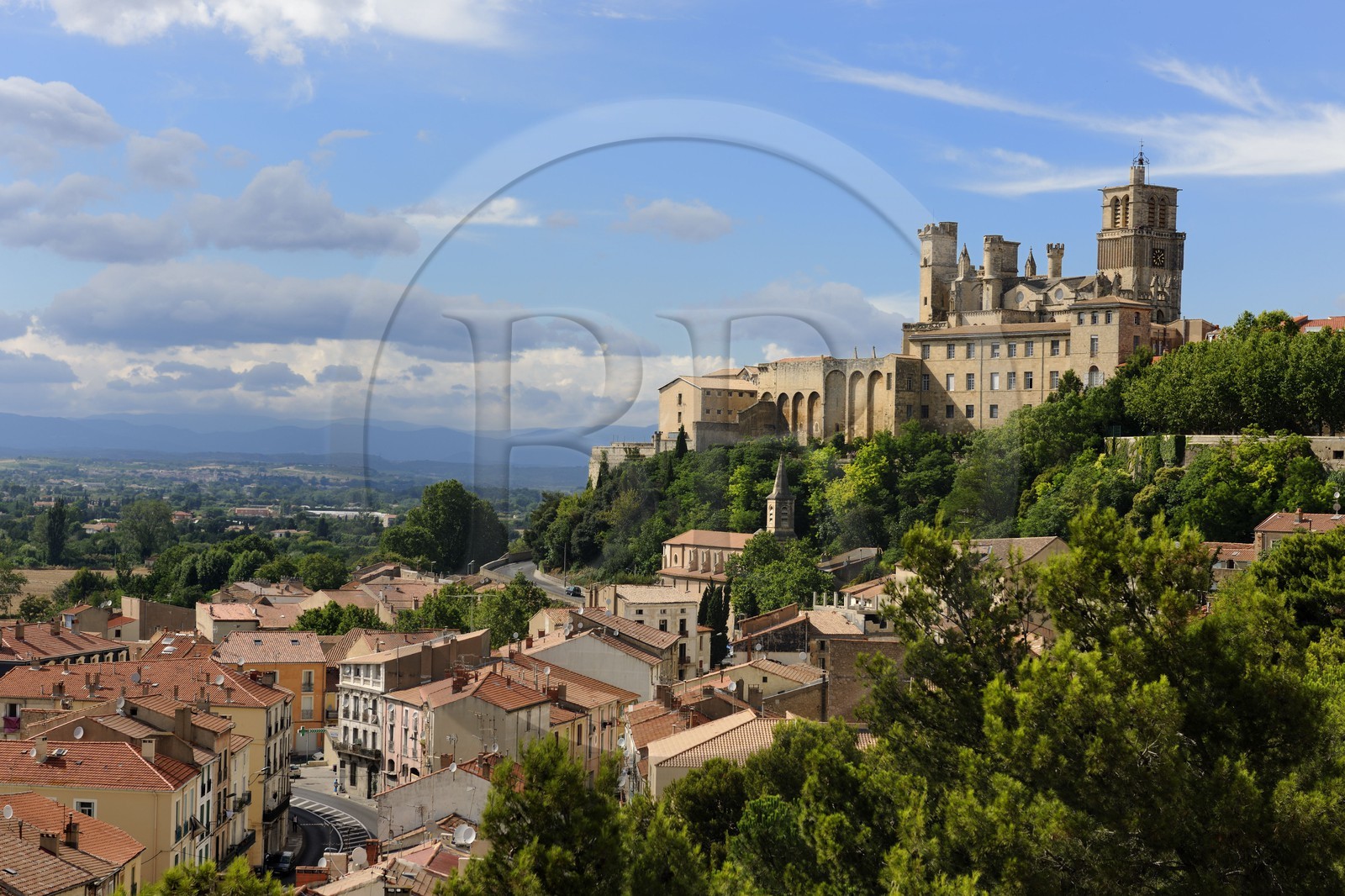 France, Hérault (34), Béziers, la cathédrale Saint-Nazaire et le massif du Caroux au fond