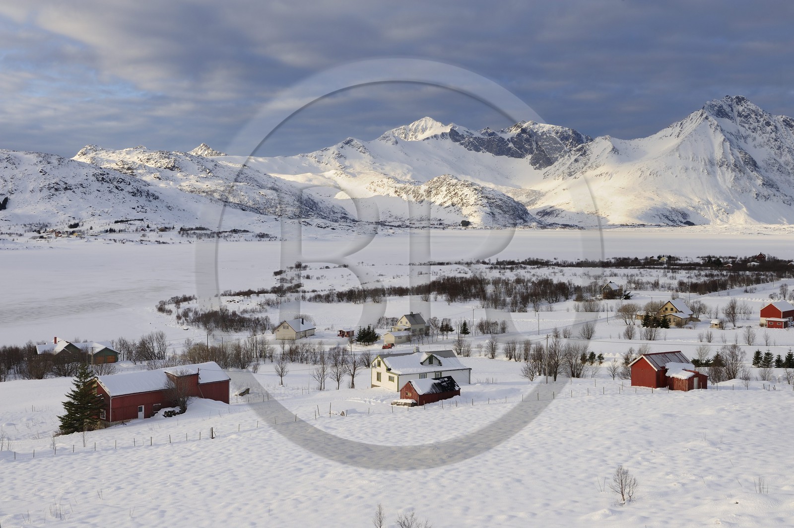 Norvège, Nordland, Iles Lofoten, fermes dans l'ile de Vestvagoy en hiver