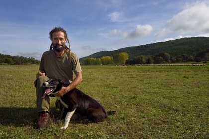 France, Var (83), Massif des Maures, Collobrières, plateau Lambert, le berger Laurent Ripert et son chien de troupeau