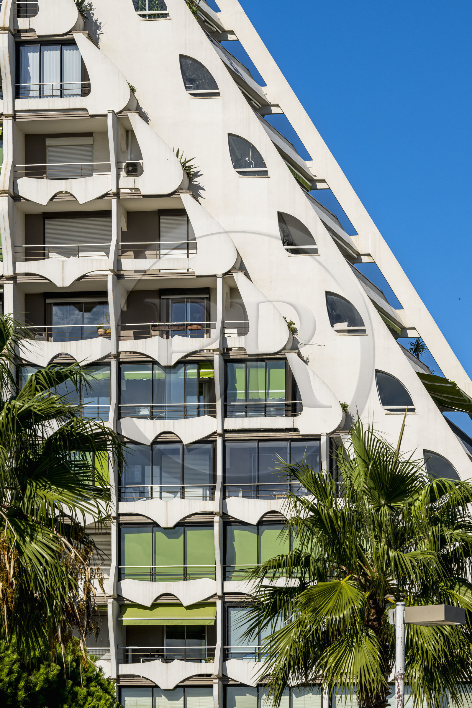 France, Hérault (34), La Grande-Motte, labellisé patrimoine du XXème siècle, La Grande Pyramide construite en 1974 par les architectes Jean Balladur et Jean-Bernard Tostivint, cet immeuble phare pour le port de la station Balnéaire domine toute la ville, forme un plan en Y incurvé et abrite un hôtel et des appartements