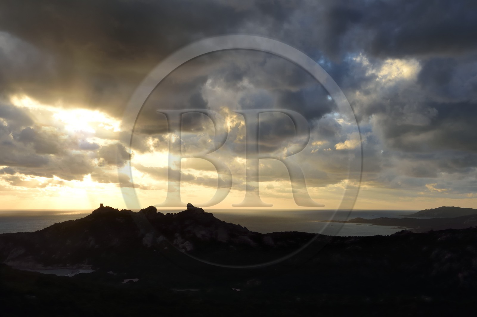France, Corse-du-Sud (2A), le site naturel de Cala de Roccapina, la tour génoise et le rocher du Lion