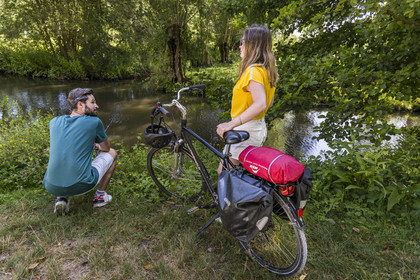 France, Deux-Sèvres (79), le Marais Poitevin, la Venise Verte, Le Vanneau-Irleau, randonnée à bicyclette le long des canaux, un des cyclistes se lance dans la pêche à la ligne