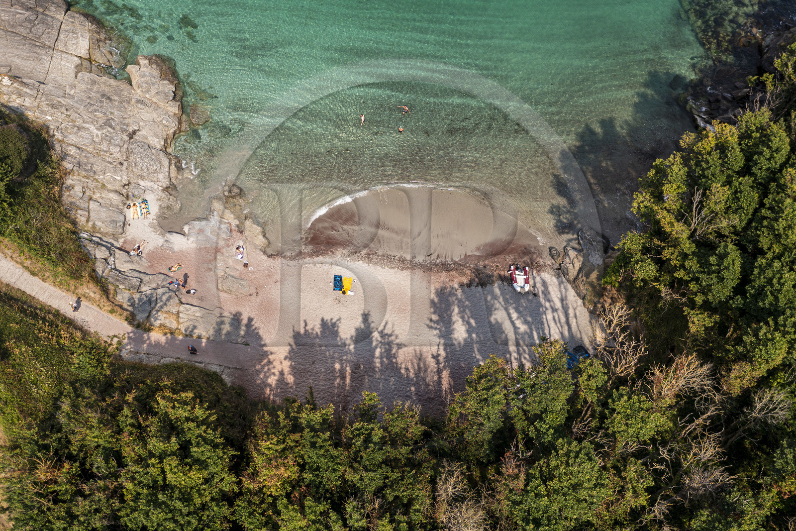 France, Morbihan (56), Ile de Groix, plage des Sables Rouges (vue aérienne)