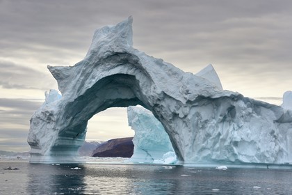 Groenland, cote Nord-Ouest, mer de Baffin, Inglefield Fjord vers Qaanaaq, iceberg formant un arche