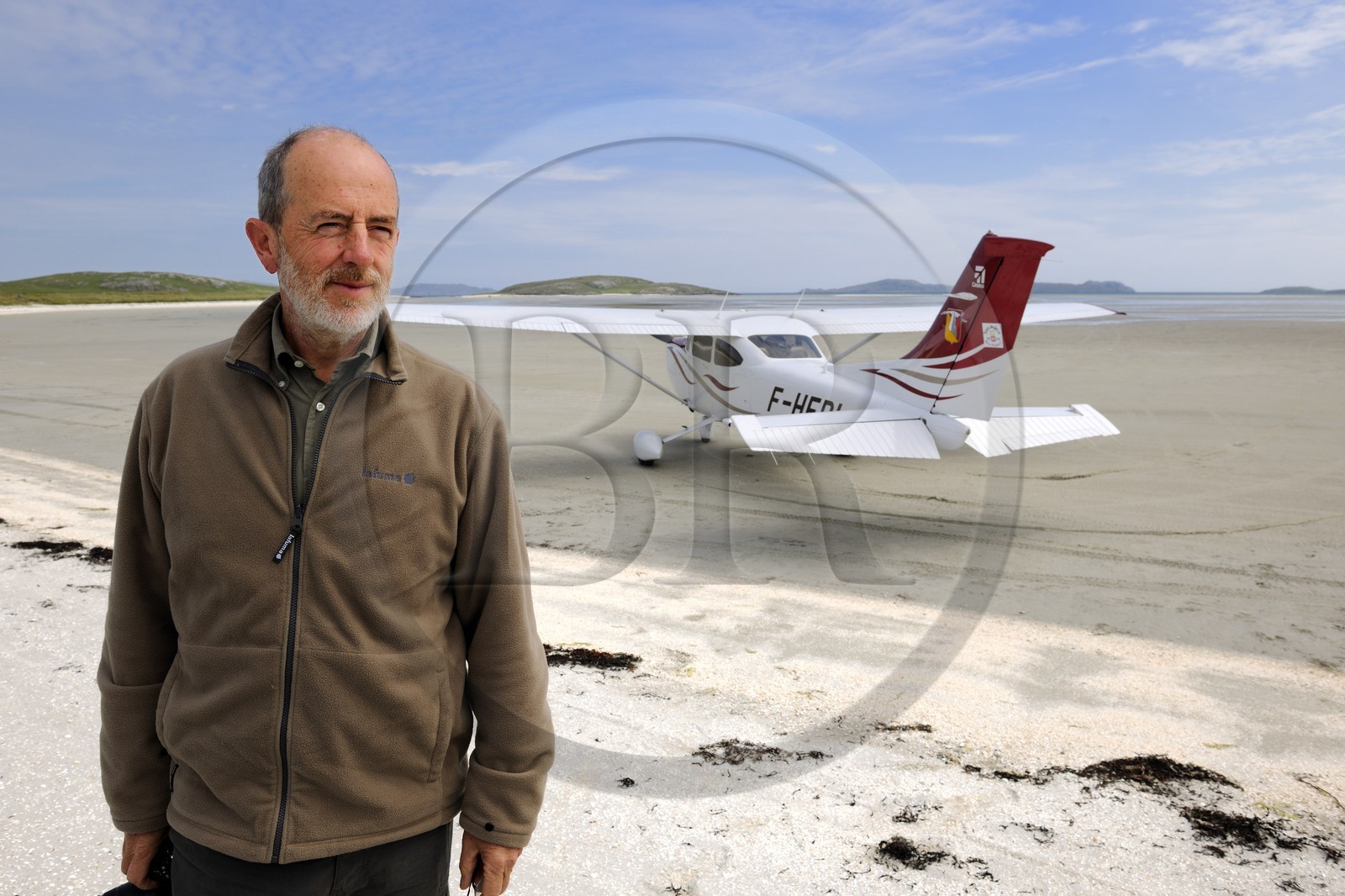 Royaume-Uni, Ecosse, Hébrides extérieures, Ile de Barra, plage à marée basse de la côte Nord qui est aussi la piste de l'aéroport de Barra