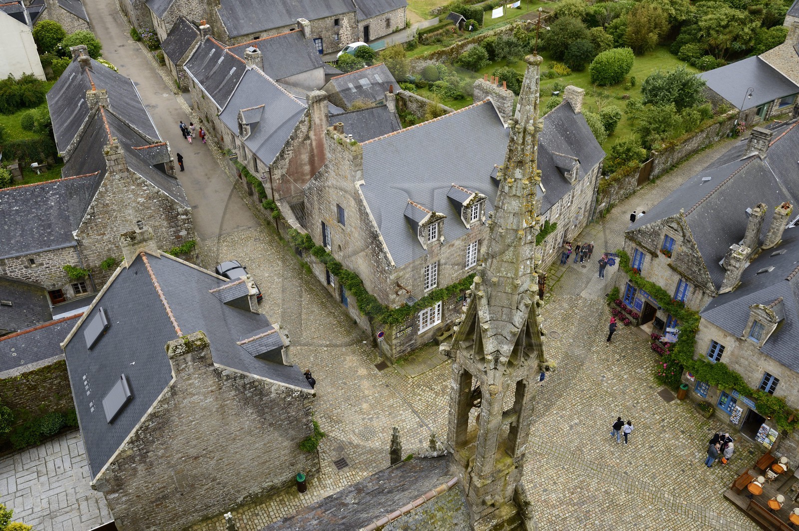France, Finistère (29), Locronan, labellisé Les Plus Beaux Villages de France, la rue Saint Maurice débouchant sur place de l'église