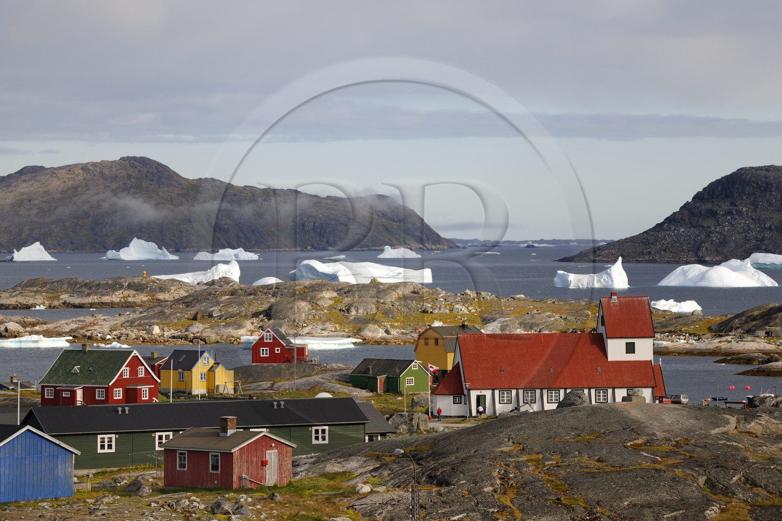 Groenland, ville de Nanortalik au sud du pays et icebergs dans la baie