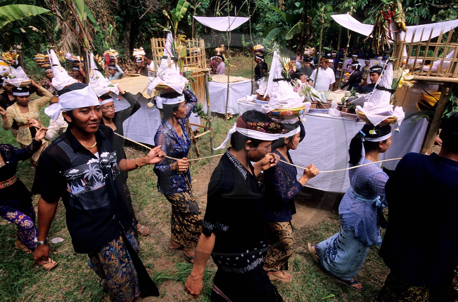 Indonésie, île de Bali, région de Tirtagangga, procession de funérailles