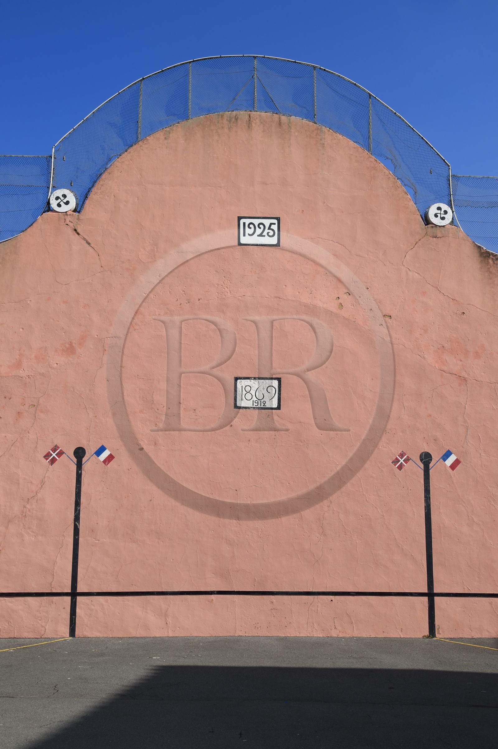 France, Pyrénées-Atlantiques (64), la côte du Pays-Basque, Bidart, le Petit Fronton de la place principale