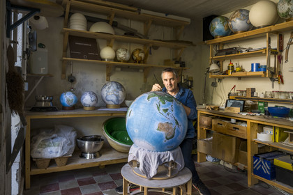 France, Charente (16), Cognac, Gabriel Gaborel créateur de OrbisTerrae fabrique des globes terrestres artisanaux peints à l’aquarelle